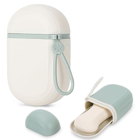 Deux boîtes à savon de voyage vert et blanc, dont une ouverte avec son plateau d’égouttage intégré.