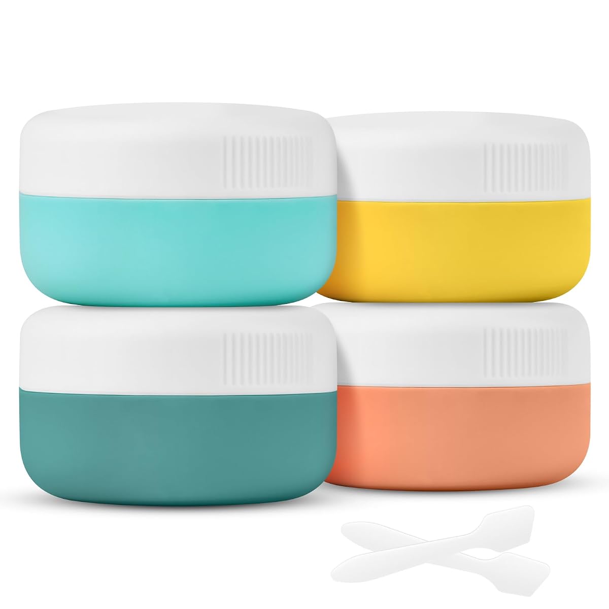 Quatre pots de voyage en silicone colorés, deux cuillères et une pochette transparente zippée.