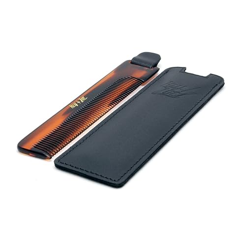 Peigne de poche à motif écaille partiellement glissé dans son étui en cuir marron.