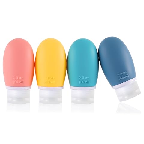Quatre flacons souples jaunes de 60 ml en silicone, réunis pour transporter des soins de toilette.