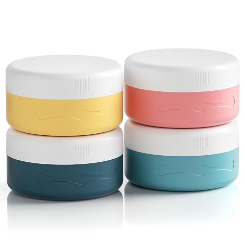 Quatre pots de voyage en silicone colorés avec leurs couvercles et un sac transparent.