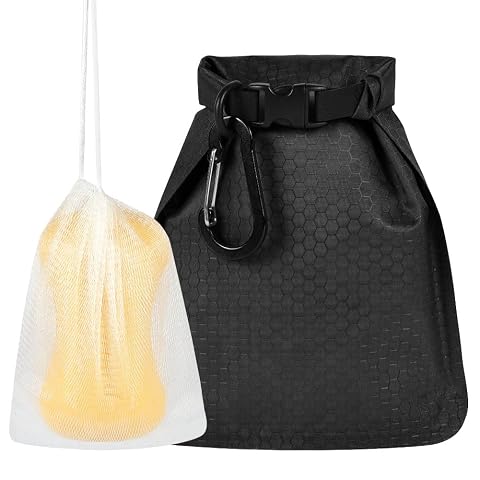 Étui à savon noir en nylon avec filet moussant et mousqueton, posé dans un décor de voyage.