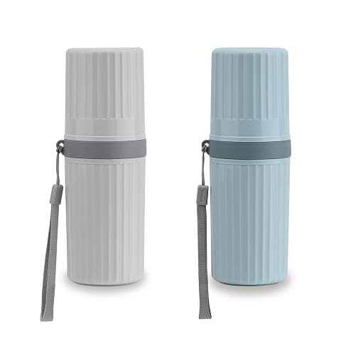 Deux étuis rigides de voyage pour brosse à dents, l’un gris et l’autre bleu, posés côte à côte.