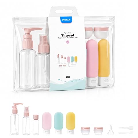 Kit de voyage avec flacons transparents, pots et accessoires de remplissage posés sur une toile sable