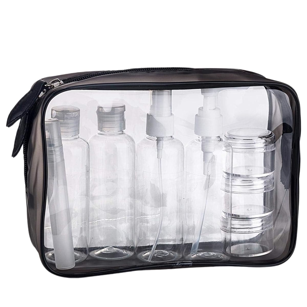 Kit de voyage transparent avec deux pochettes et huit contenants rechargeables posés sur un fond sable.