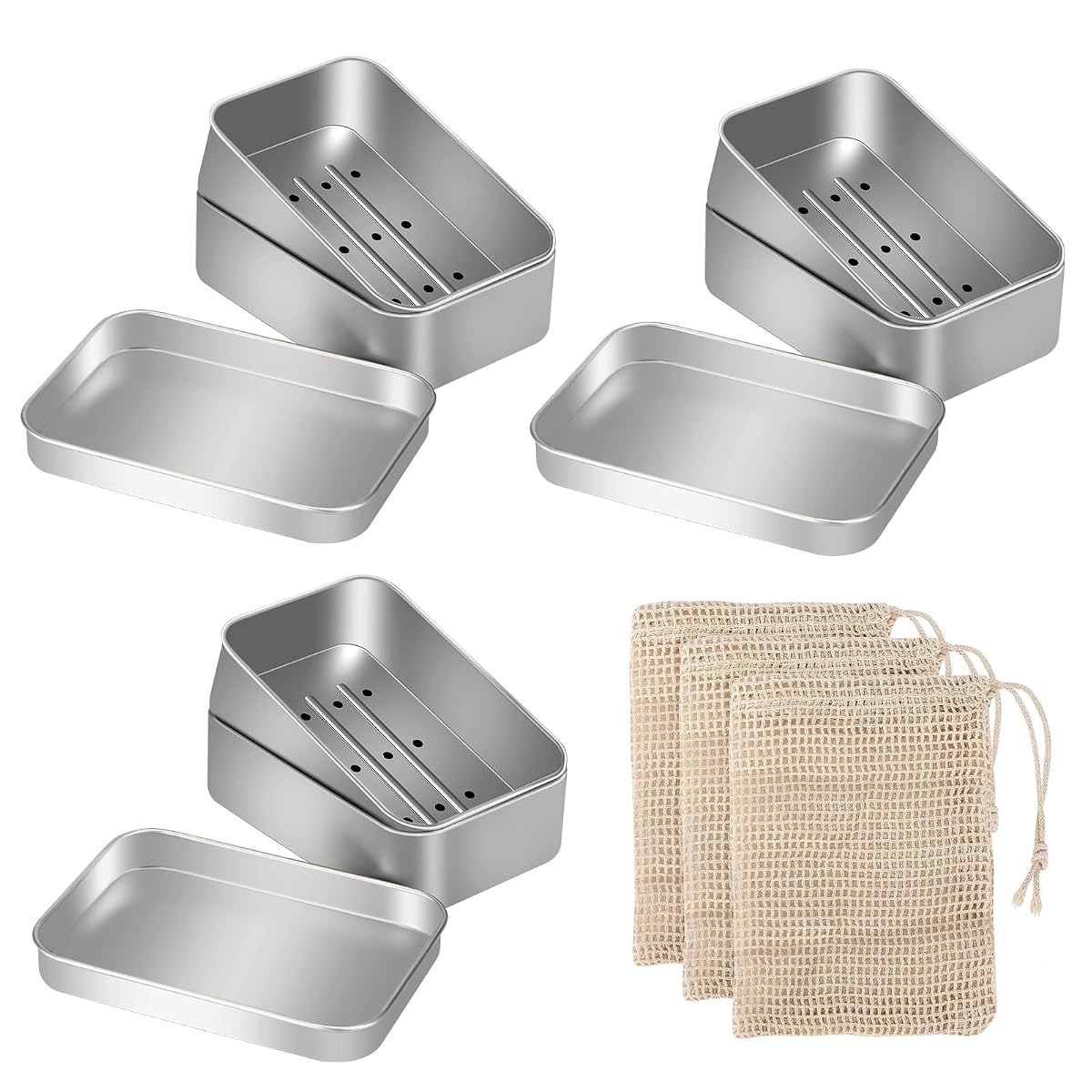 Trois boîtes à savon en aluminium et trois sacs en sisal disposés dans un décor de voyage sobre