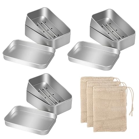 Trois boîtes à savon en aluminium et trois sacs en sisal disposés dans un décor de voyage sobre