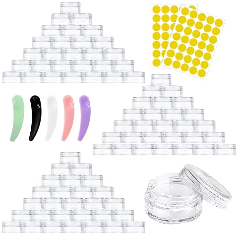 Pots cosmétiques transparents avec couvercles, spatules et étiquettes jaunes sur un décor de voyage