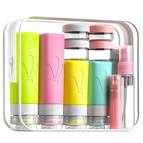 Kit Insfit de voyage avec flacons en silicone, pots crème et accessoires près d’une trousse transparente