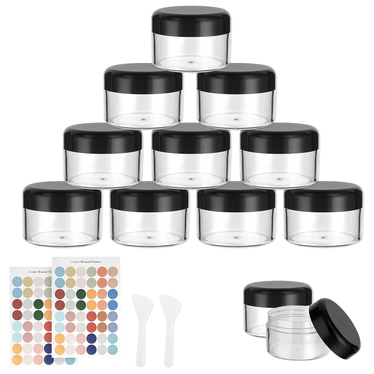Dix pots cosmétiques transparents à couvercle noir, accompagnés de deux spatules et d’étiquettes vierges.