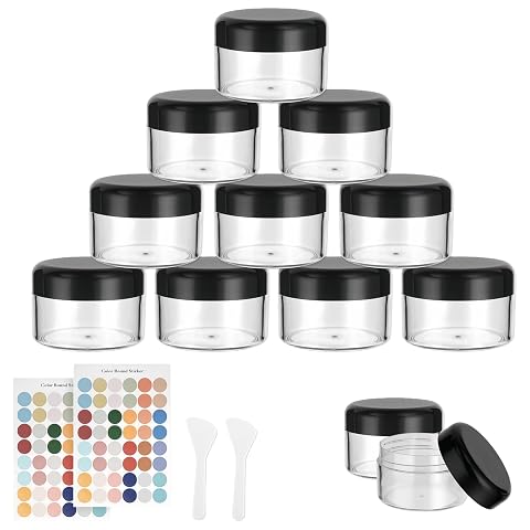 Dix pots cosmétiques transparents à couvercle noir, accompagnés de deux spatules et d’étiquettes vierges.