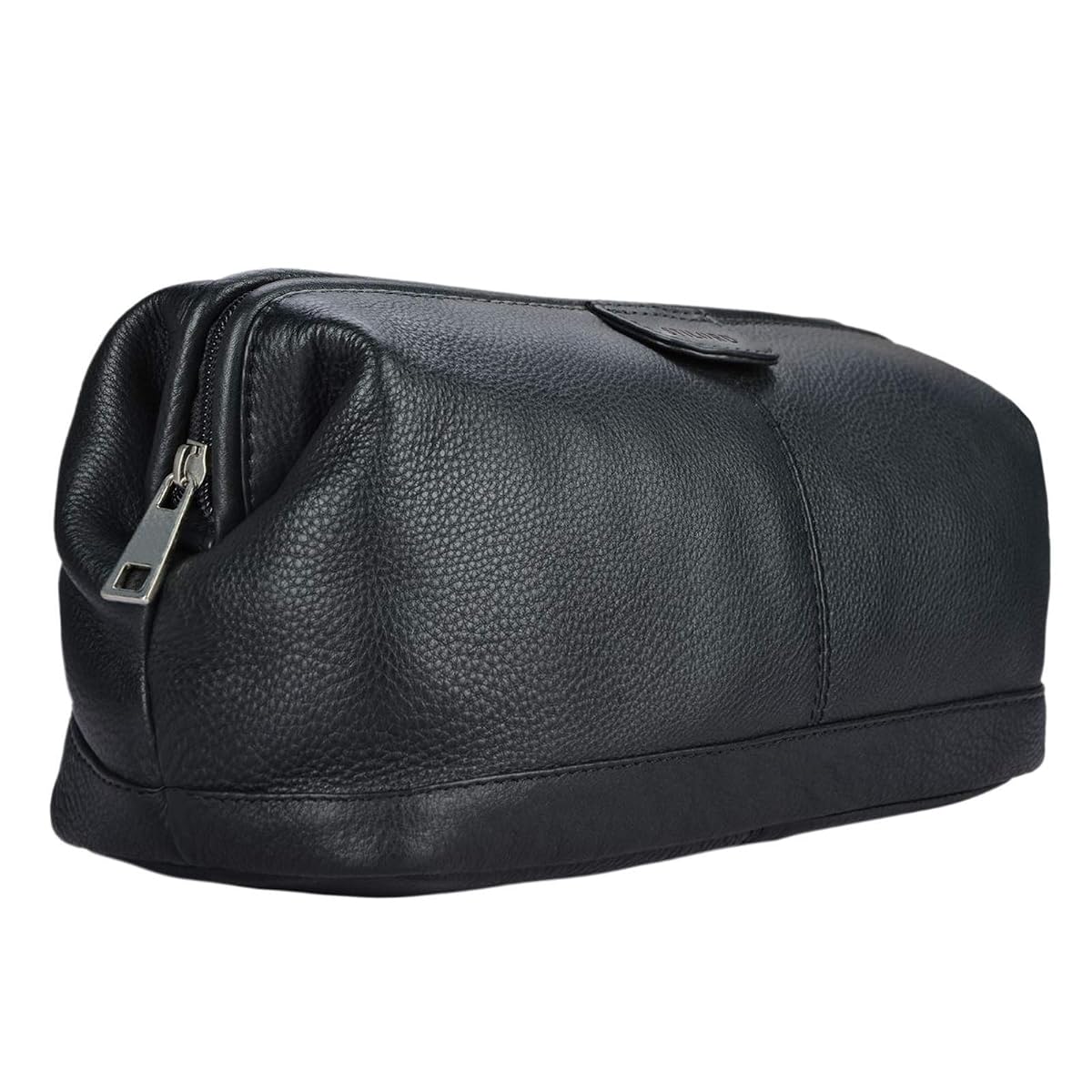 Trousse de toilette Stilord Laurin en cuir noir, posée dans un décor de voyage sobre