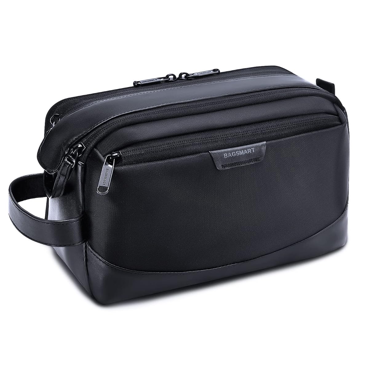 Trousse de toilette noire Bagsmart avec poignée et double fermeture éclair, posée dans un décor de voyage sobre.