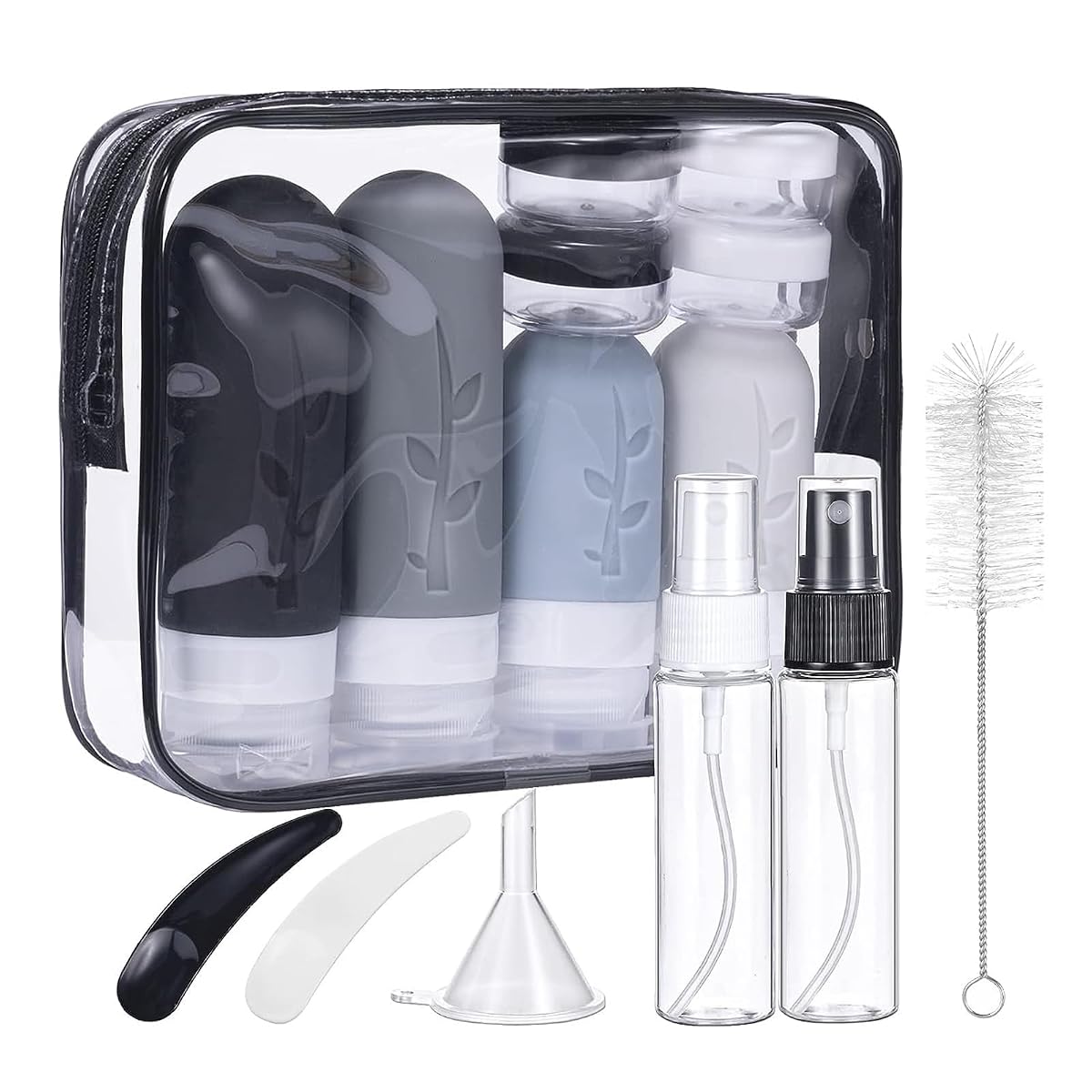 Kit de voyage en silicone noir avec flacons, pots et accessoires de toilette disposés sur un fond sable