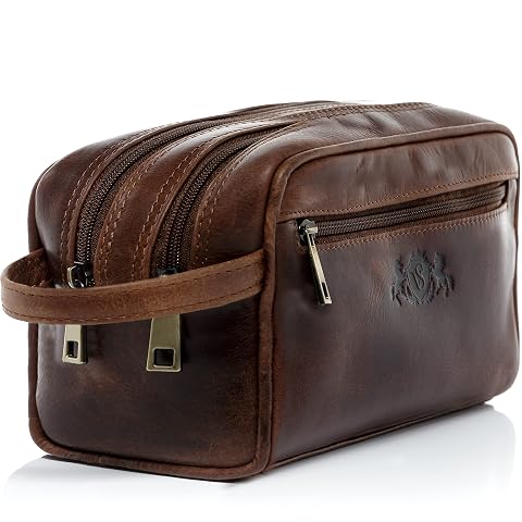 Trousse de toilette Gatwick en cuir brun châtain posée dans un décor de voyage sobre