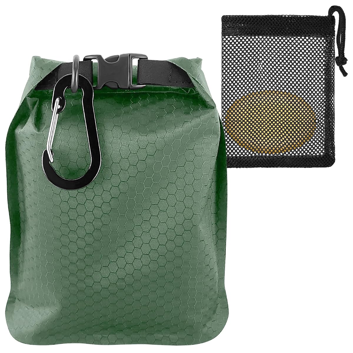Sac à savon vert en nylon avec filet, bord roulé et mousqueton posé dans un décor de voyage