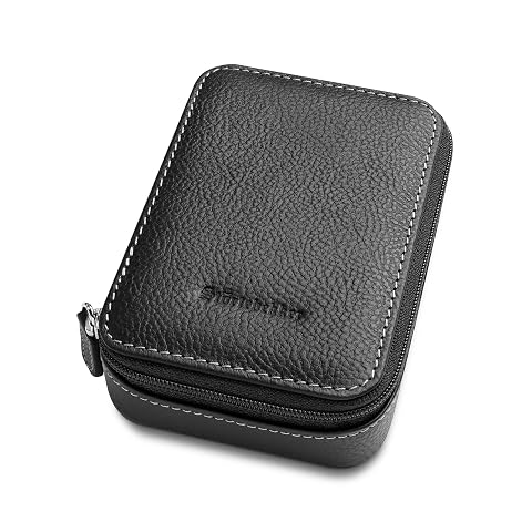 Étui noir en cuir de bœuf pour rasoir de sûreté posé dans un décor de voyage sobre