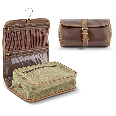 Trousse de toilette suspendue en cuir de buffle et toile verte, dépliée avec ses rangements visibles dans un décor de voyage.