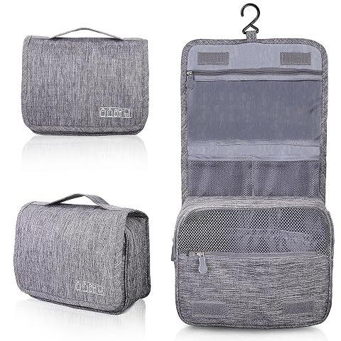 Trousse de toilette suspendue grise ouverte, avec ses poches en maille et son compartiment transparent.